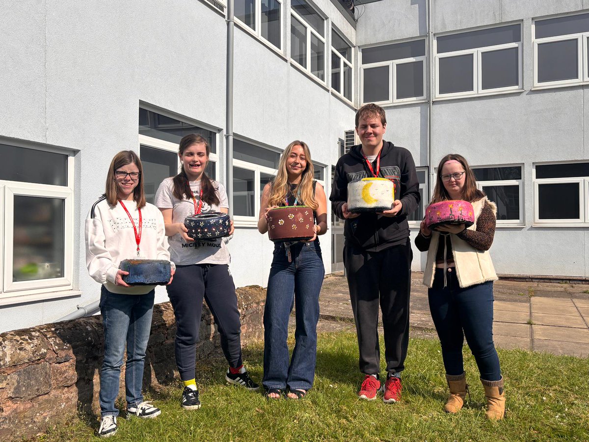 NNC_Worksop's tweet image. FLEX learners in action 🌿

From old karting tyres ➡️ beautiful planters 🪴
Now filled with wildflowers and bulbs for National Gardening Week 🌸

Sustainability in action 💚

#NationalGardeningWeek #FLEX #College #Sustainability #Planters