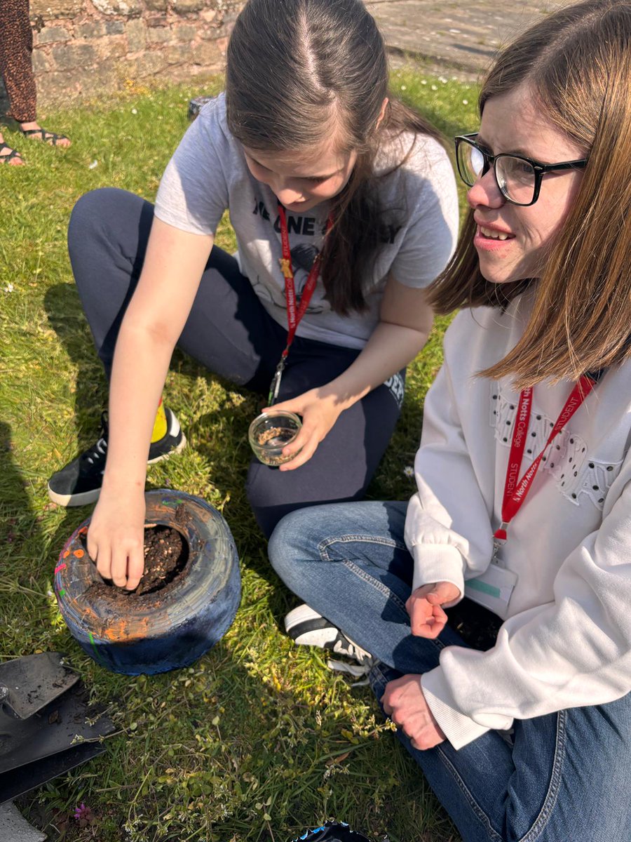 NNC_Worksop's tweet image. FLEX learners in action 🌿

From old karting tyres ➡️ beautiful planters 🪴
Now filled with wildflowers and bulbs for National Gardening Week 🌸

Sustainability in action 💚

#NationalGardeningWeek #FLEX #College #Sustainability #Planters