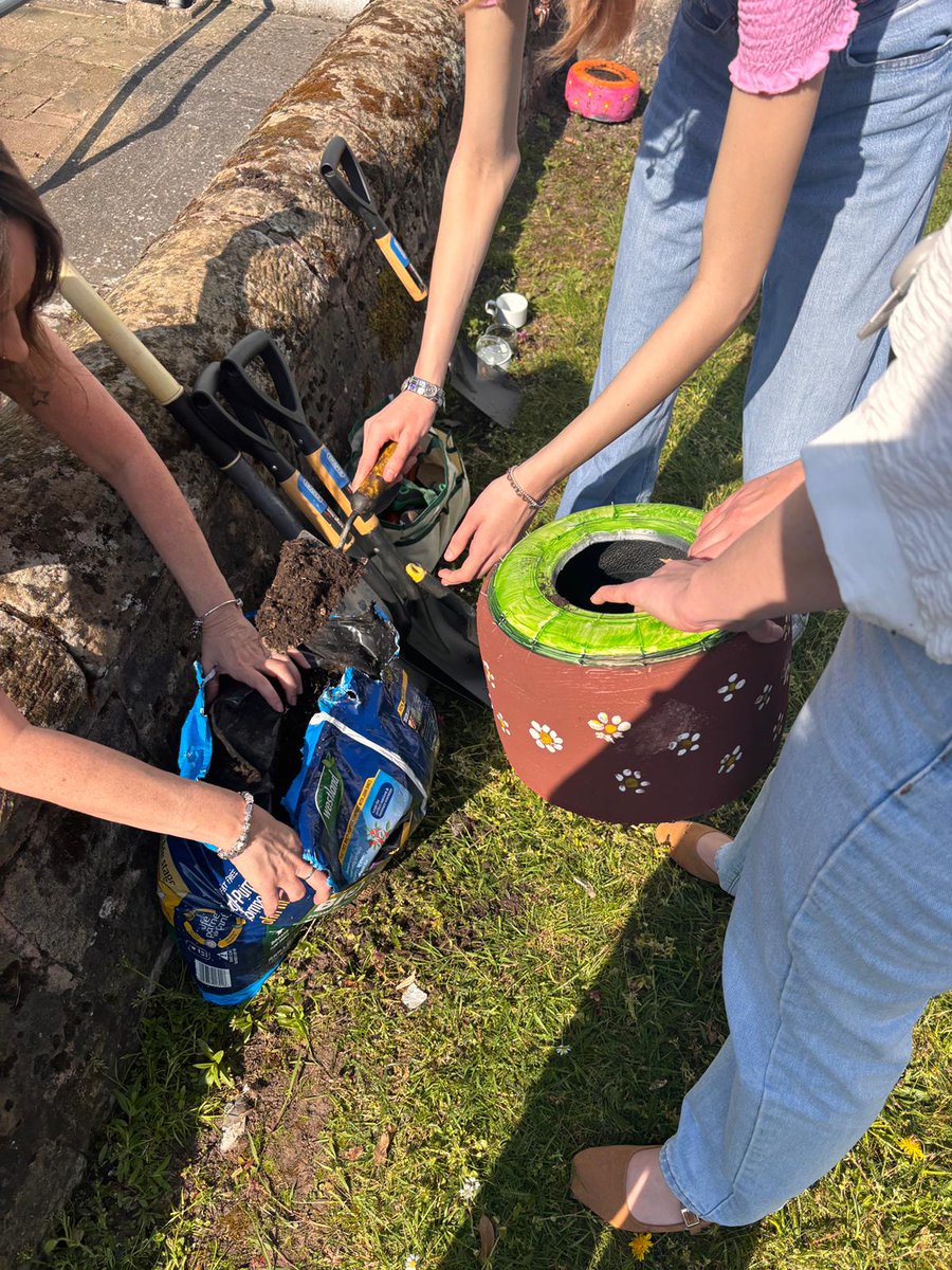 NNC_Worksop's tweet image. FLEX learners in action 🌿

From old karting tyres ➡️ beautiful planters 🪴
Now filled with wildflowers and bulbs for National Gardening Week 🌸

Sustainability in action 💚

#NationalGardeningWeek #FLEX #College #Sustainability #Planters