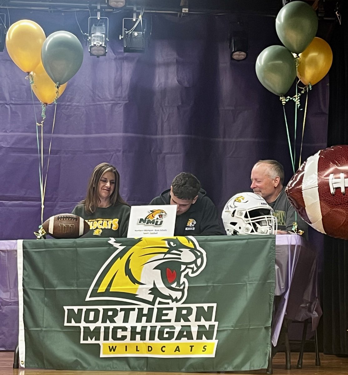 JDaguanno101567's tweet photo. Marquette is getting a good one. Congrats ⁦@ryan_schultz28⁩! @ecmfootball @NMUCoachJanus ⁦@NMU_Football⁩ https://t.co/V1TOEcq0ni