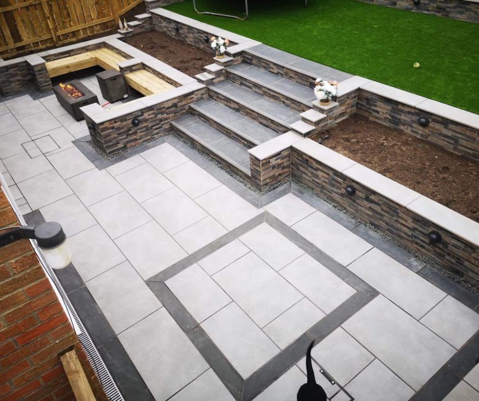 PSD_UK_LTD's tweet image. How many times does our fury friend feature in this project from Down To Earth Landscapes? 🐾

Featuring our Storm Grey 600x900s, Anthracite 900x200s and London Daze wall cladding.

☎️ 01909 768 760 

#paving #landscaping #porcelain #storm #grey #anthracite #london #daze #clad