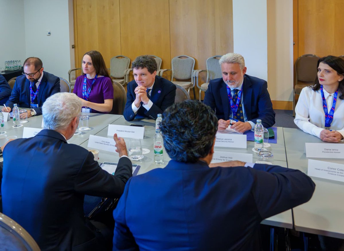 oana_toiu's tweet photo. Joined @NicusorDanRO and @SecretaryWright in #Dubrovnik, for talks on 🇷🇴 🇺🇸 cooperation on energy. From #NeptunDeep to LNG, nuclear and the Vertical Corridor, 🇷🇴 is becoming a regional energy security provider.
A strong partnership with the US is at the heart of our energy strategy. @3seaseu