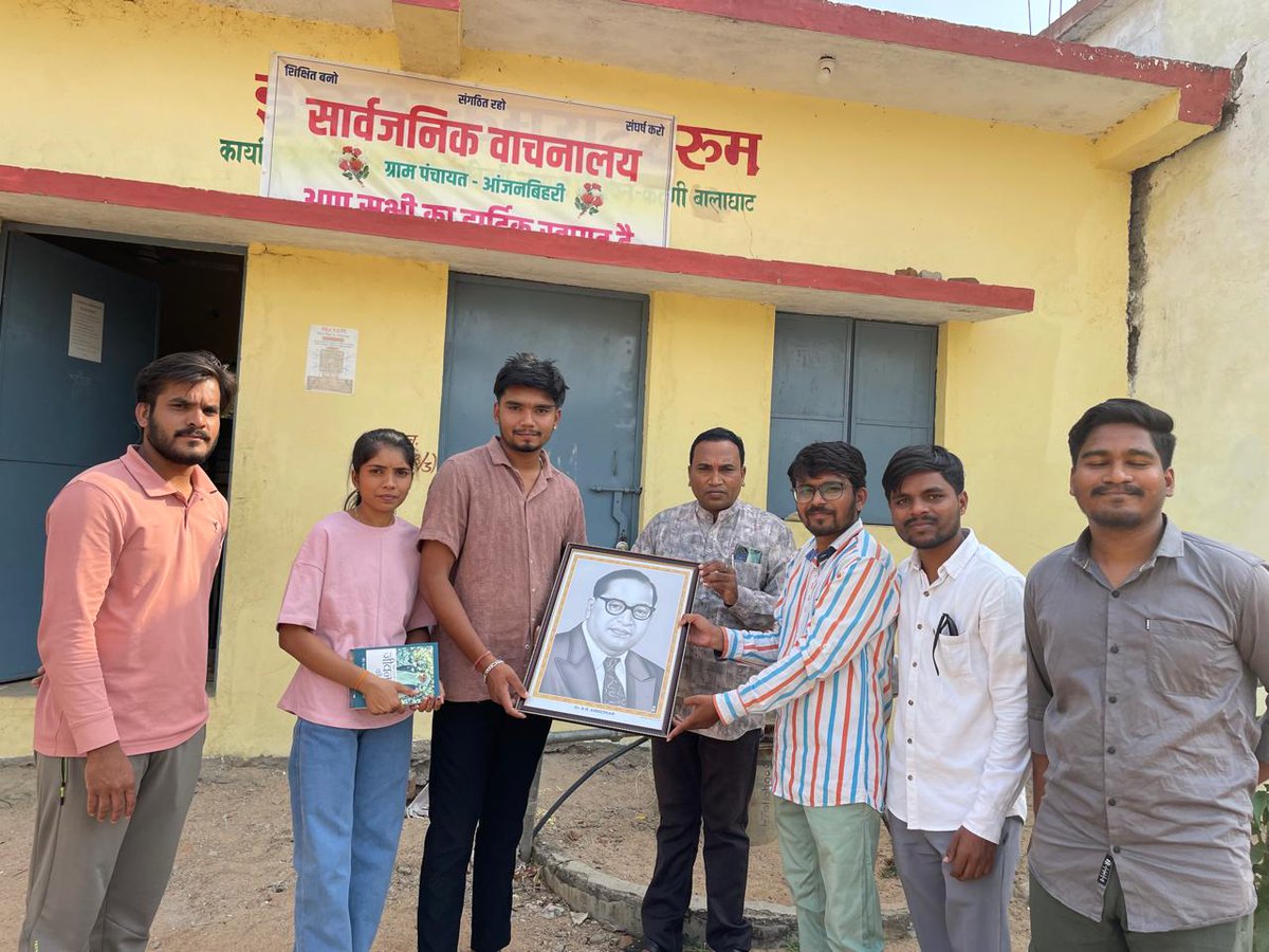 AkhilAbyf's tweet photo. दिनांक 25 अप्रैल 2026 को ग्राम दिग्धा की ABYF टीम द्वारा ग्राम आंजनबिहरी के सार्वजनिक वाचनालय में संविधान निर्माता डॉ. बाबासाहेब आंबेडकर जी का छायाचित्र एवं महान दार्शनिक ओशो रजनीश की कुछ महत्वपूर्ण पुस्तकों का भेंट स्वरूप प्रदान किया गया।
#library #book #osho #ambedkar #abyf https://t.co/A3NXqLpRKQ