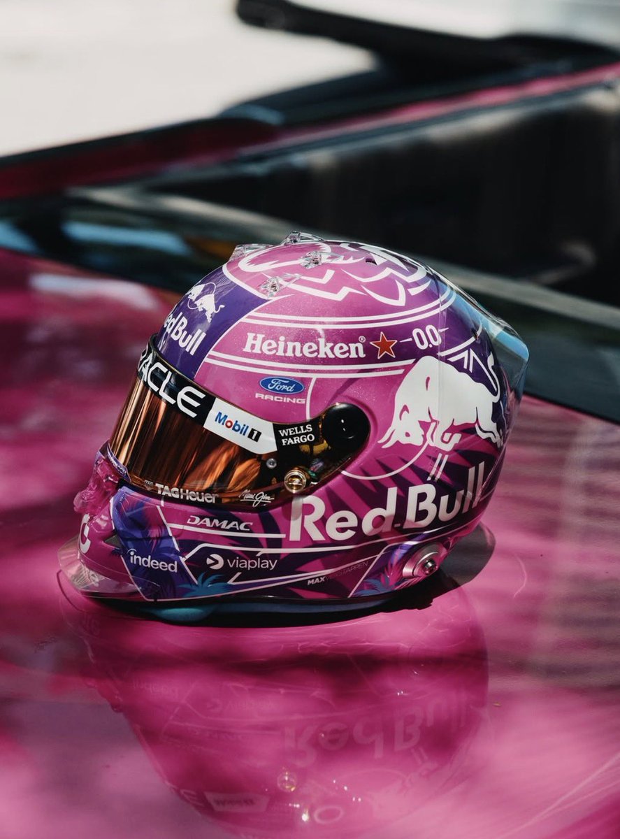 LeSprintEdition's tweet photo. Le casque spécial de Max Verstappen pour le GP de Miami. 🩷💜

#F1 https://t.co/Vd0WOgJnMr