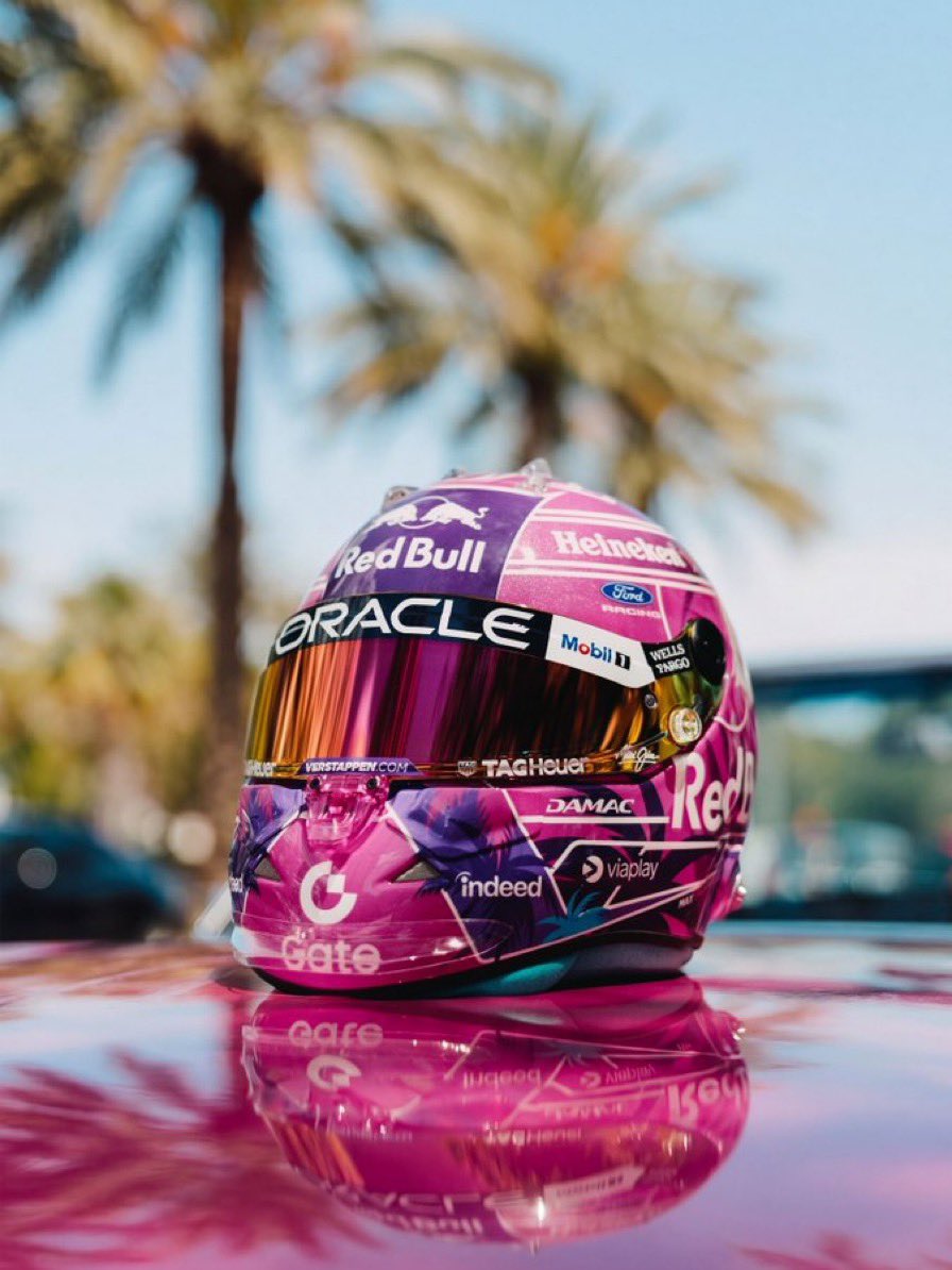 LeSprintEdition's tweet photo. Le casque spécial de Max Verstappen pour le GP de Miami. 🩷💜

#F1 https://t.co/Vd0WOgJnMr