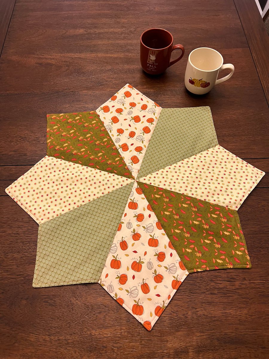 angelhw1956's tweet image. Quilted Fall/Thanksgiving Table Topper tuppu.net/e41c4afd #TeaTimeQuiltsnMore #Etsy #Thanksgiving