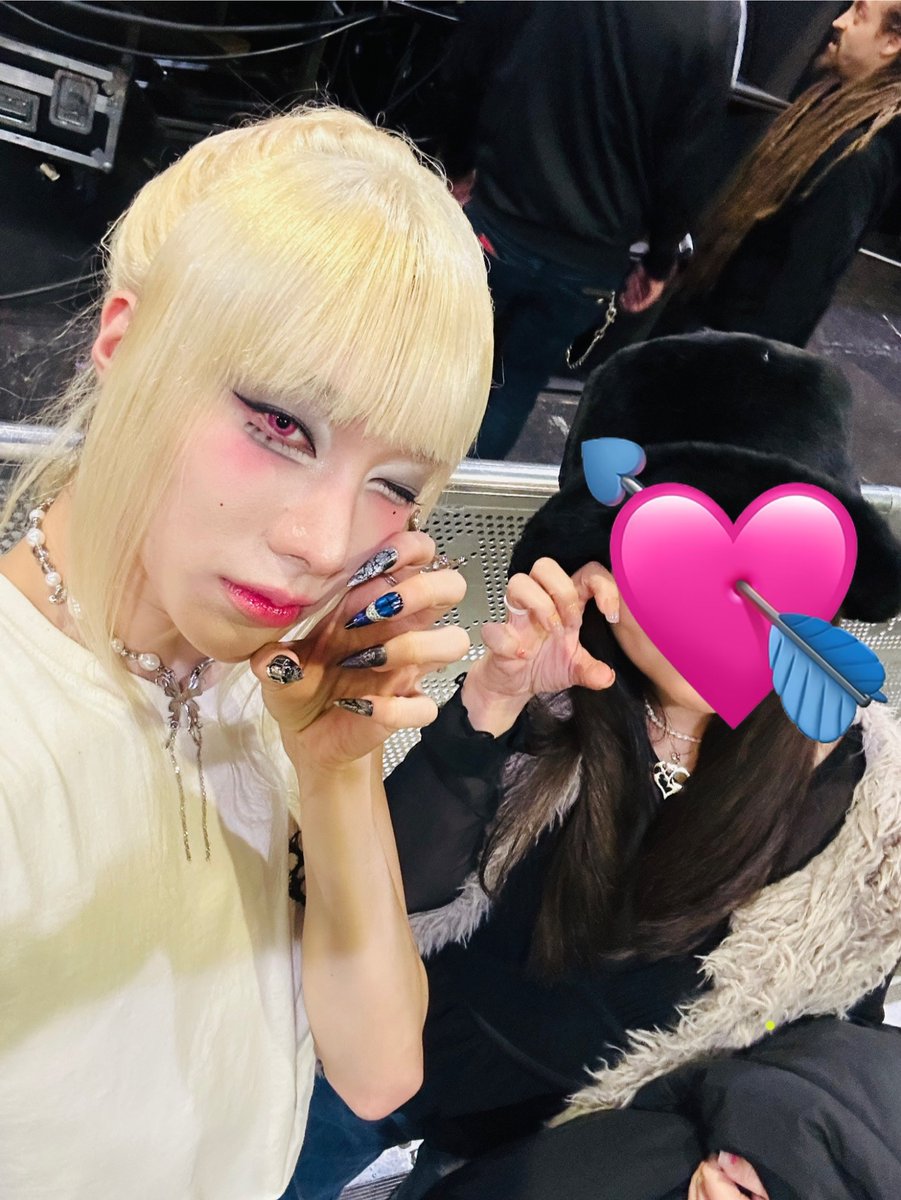 パースー tweet media