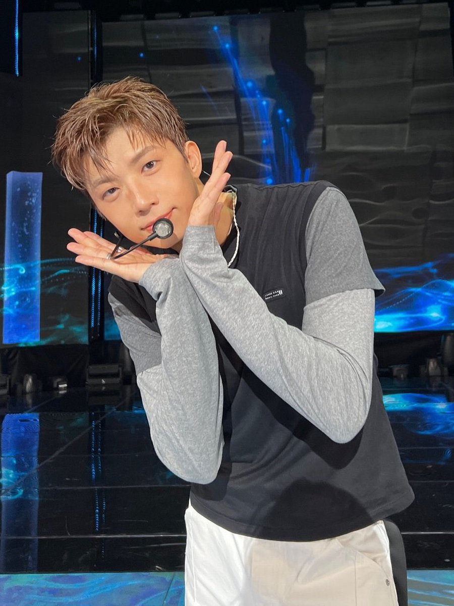 우영아💙Happy Birthday🌹
生まれてきてくれてありがとう
ウヨンくんに出会えたことが、
わたしにとって最高の宝物です💙
ウヨンくんの歌と言葉にいつも元気をもらってます
今までも、これからも、
わたしの最高のアイドルで、
最高のビタミン💙
내 비타민💙W 

# HAPPY_WOOYOUNG_DAY
#
