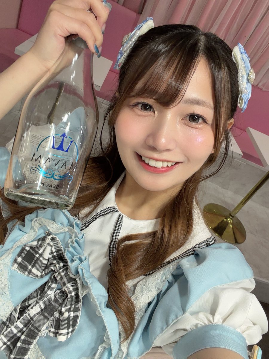 28hinata_'s tweet photo. おきゅおわしてます！
髪の毛がんばったのにリボン付けたからか全然伝わらなくてなきなき(߹ㅅ߹)
まだ明日も会えます(߹ㅅ߹)待ってます(߹ㅅ߹)
マカロンラストで乾杯してくれたり、チェキもありがとう！！！！自己肯定感爆上げﾎﾟﾝもありがとう💎🩵

明日が本当にマカロン最後です‼️よろしく‼️ https://t.co/q7wC5huh7A