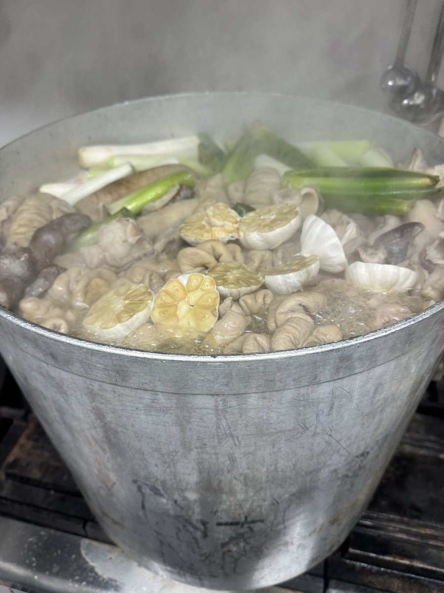 麺でる立川です‼️
本日も雨の中ありがとうございました！

明日ですがまたもや麺でる焼肉の方から天城黒豚のホルモンをもらったので明日は
「天城黒豚の背脂と天城黒豚のホルモンまぜ麺」やります🔥

詳細はまた明日の朝ツイートします！

よろしくお願いします‼️