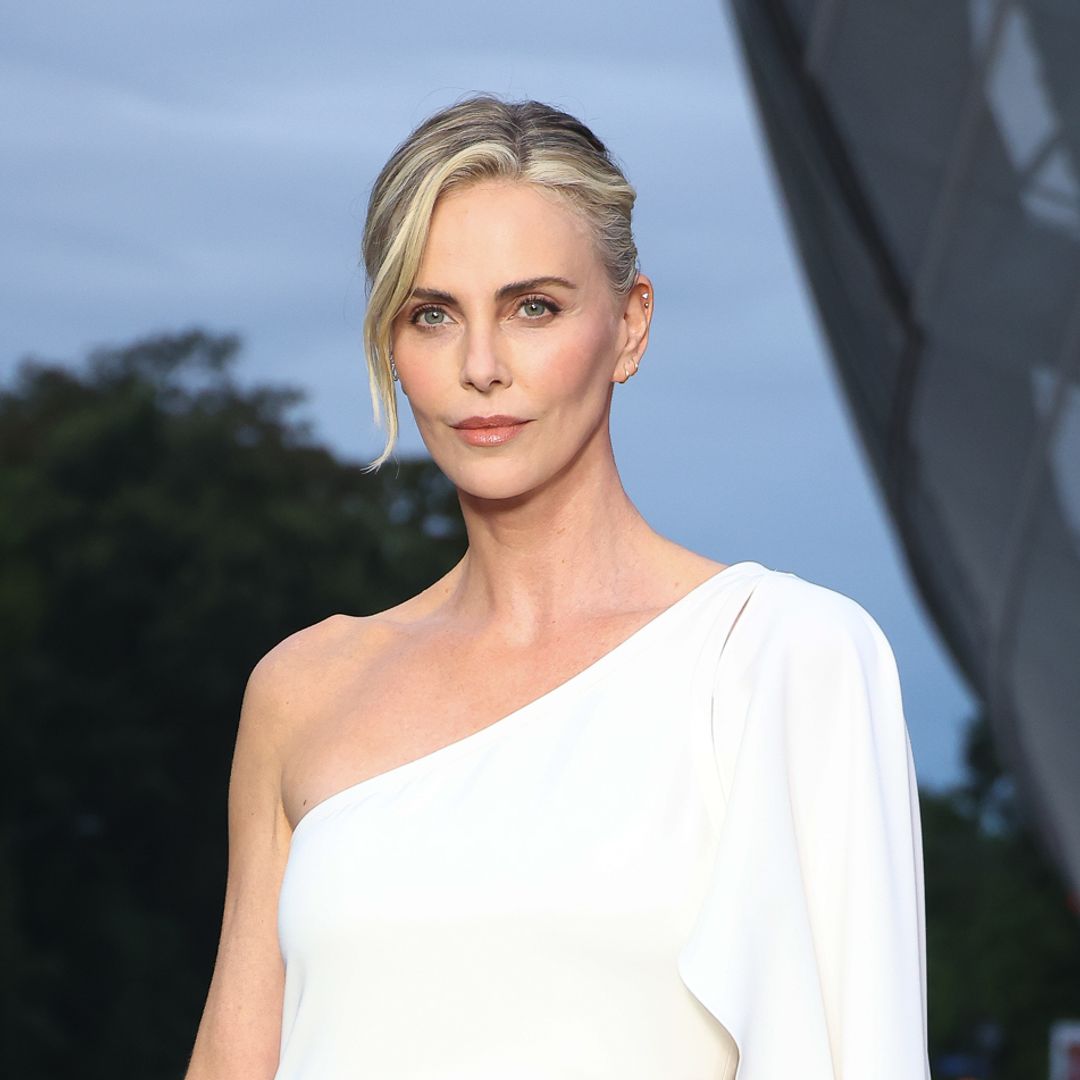 populicc's tweet photo. Oyuncu Charlize Theron: "Bir daha asla biriyle birlikte yaşayamam.

Sevgilim olacak kişi, mesela sokağın aşağısındaki evi satın alsın." https://t.co/iWWVXqtMxR