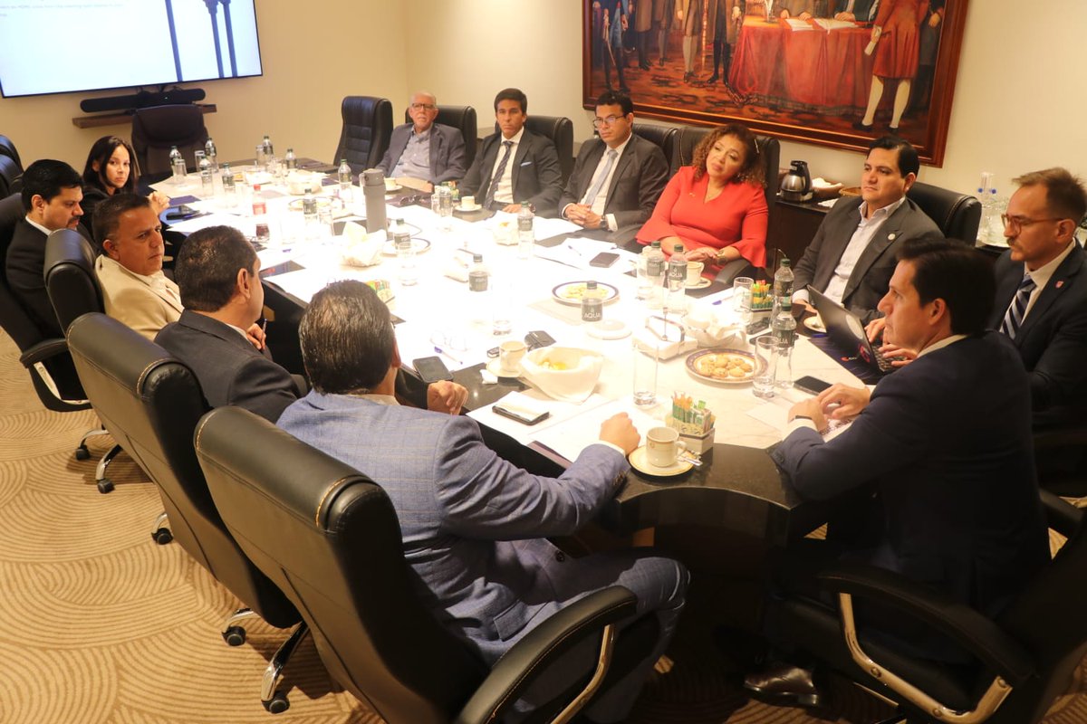 CORDEX_EC's tweet photo. Embajador de China se reunió con CORDEX.

Representantes de la Corporación de Exportadores del Ecuador (CORDEX) se reunieron con Sun Xiangyang, embajador de la República Popular China en el país @EmbajadaChinaEc, con el fin de abordar el potencial exportador ecuatoriano hacia China mediante el fortalecimiento de la relación comercial bilateral y la generación de mayores oportunidades para los productos nacionales de exportación. 

Este encuentro se dio en el marco de la Asamblea General Ordinaria de Socios de CORDEX, en la que el gremio analizó situaciones transversales que afectan a los sectores productivos y de exportación del país.