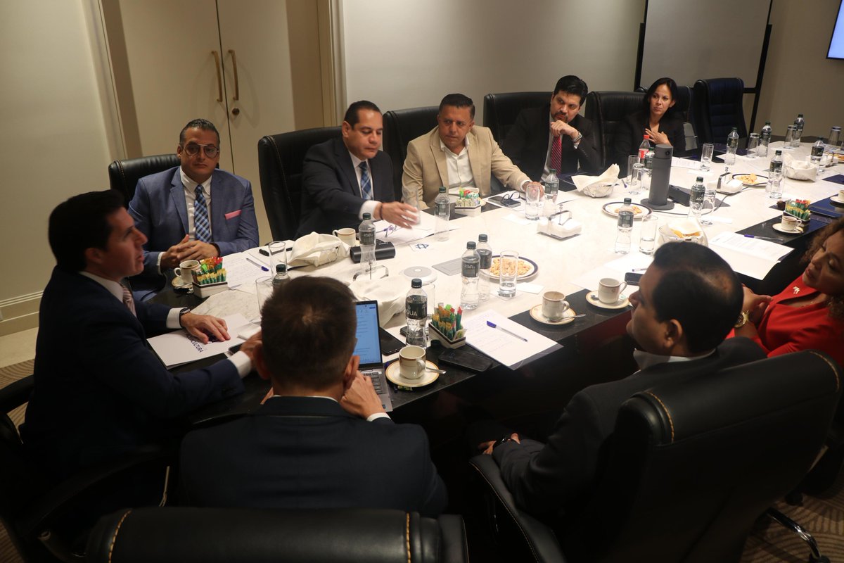 CORDEX_EC's tweet photo. Embajador de China se reunió con CORDEX.

Representantes de la Corporación de Exportadores del Ecuador (CORDEX) se reunieron con Sun Xiangyang, embajador de la República Popular China en el país @EmbajadaChinaEc, con el fin de abordar el potencial exportador ecuatoriano hacia China mediante el fortalecimiento de la relación comercial bilateral y la generación de mayores oportunidades para los productos nacionales de exportación. 

Este encuentro se dio en el marco de la Asamblea General Ordinaria de Socios de CORDEX, en la que el gremio analizó situaciones transversales que afectan a los sectores productivos y de exportación del país.