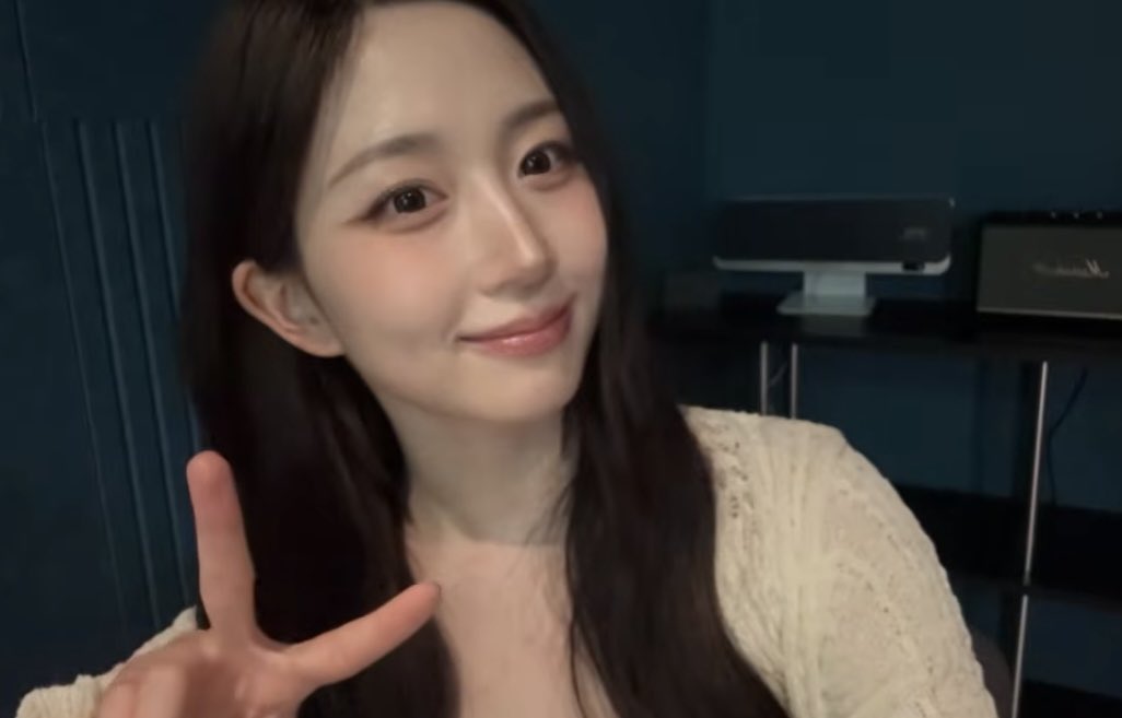 여러 각도로 브이 날려주는 여자 따따손 너무 기여븜