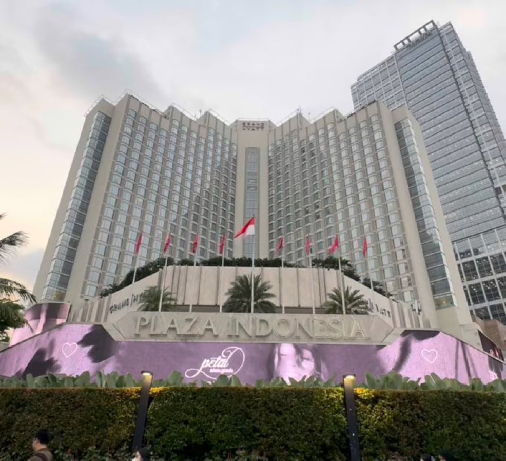 TheGrandeTop10's tweet photo. 'Petal' by Ariana Grande takes over the Plaza Hotel in Indonesia https://t.co/m4EGK6Vsok