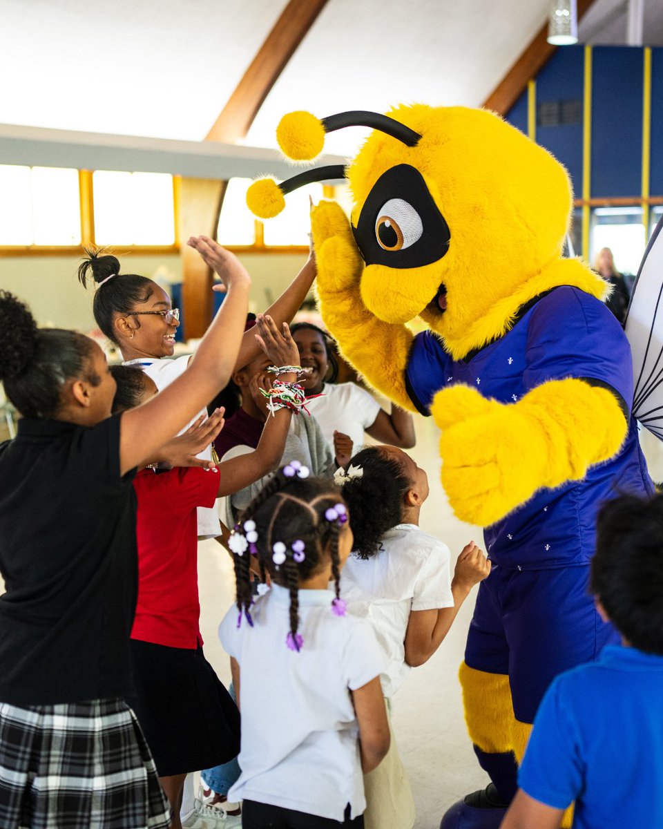 LCRLFoundation's tweet photo. ✨SPRING RECAP✨

Last week, we wrapped up 𝙩𝙝𝙧𝙚𝙚 of our signature On and Off the P.I.T.C.H. programs! Over several weeks, our staff and coaches built meaningful connections with the youth at @wesleyhouseky and @NativityB, teaching them life values through the beautiful game! https://t.co/K8c56iQ6e9