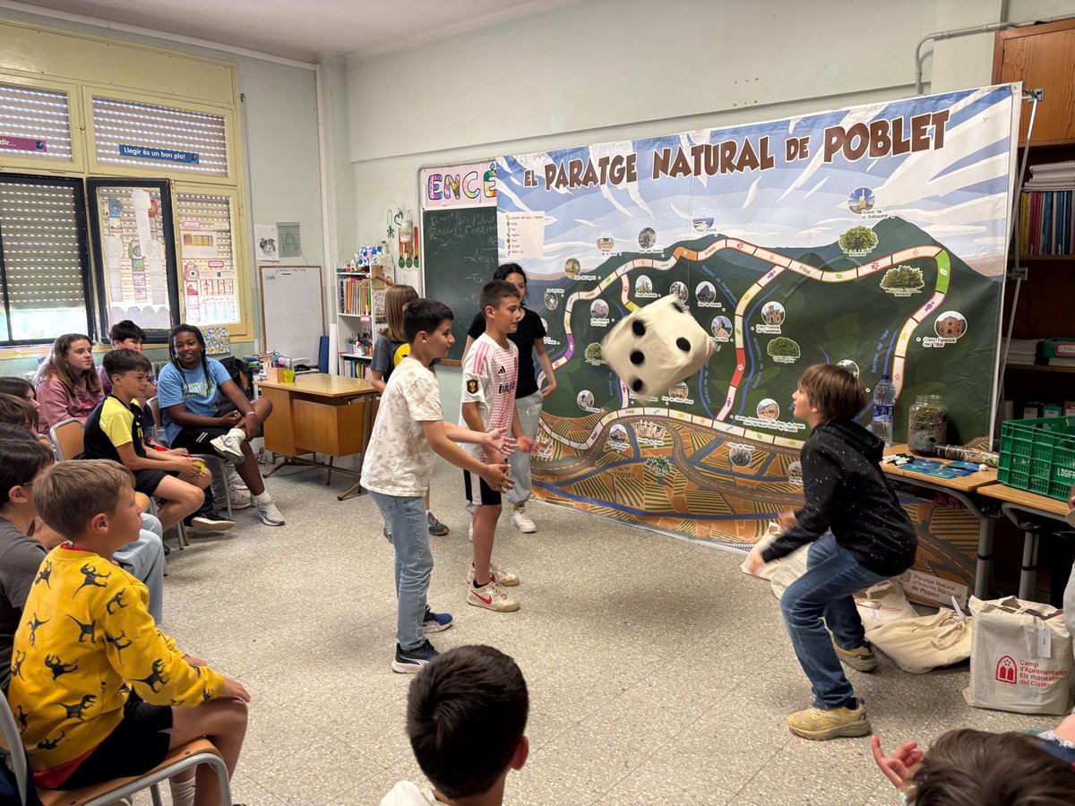 fsfructuos's tweet photo. MDS A 6è van fer el Joc del Paratge del PNIN de Poblet i va ser un èxit! 🌿🎲
Van posar en comú el que han après al llarg dels cursos sobre la flora, la fauna, el paisatge, la seva història i els seus usos. Tirant el dau i superant proves, van demostrar el que saben! https://t.co/K7pQoW56yk