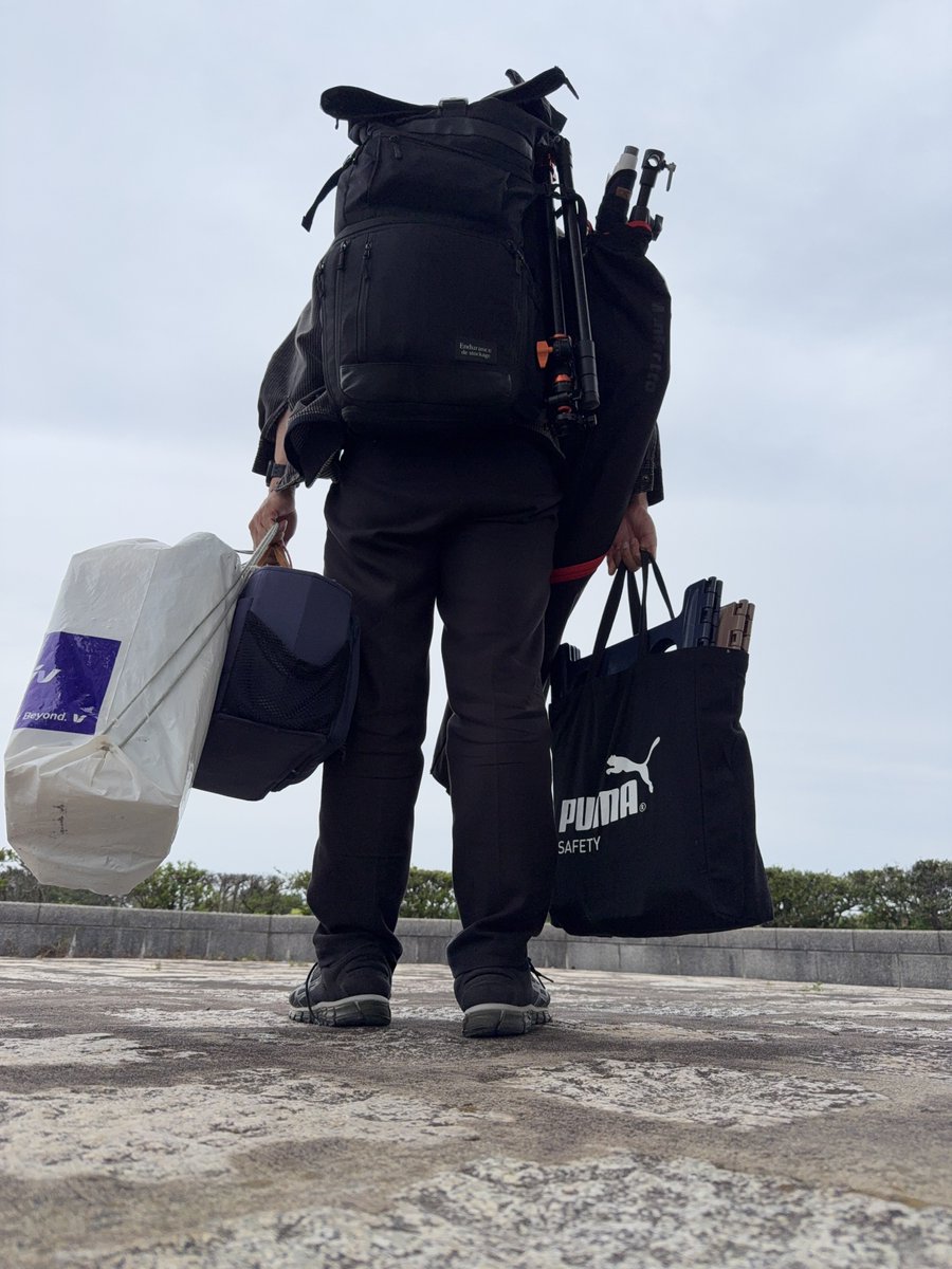 TakaTd20's tweet photo. ネモフィラ撮影行ってきたぜε=ε=ヽ( ･∀･)ﾉ
んで終わって帰る時に自撮りしたよ！
いつもと中身をちと変えてどんな自然光でも対応出来る様に考えた機材がこんな感じっす！
その場で構図を考えて試行錯誤出来て楽しかったっす( ^ω^ )
データも送って全力を出し切ったので寝ますおやすみぃ(o_ _)ozZＺ https://t.co/r7VWFWo1OR