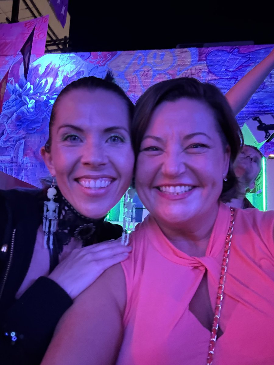 WriterHeatherL's tweet photo. Zapping artists sats and having fun in Vegas https://t.co/ciqBvlYmho