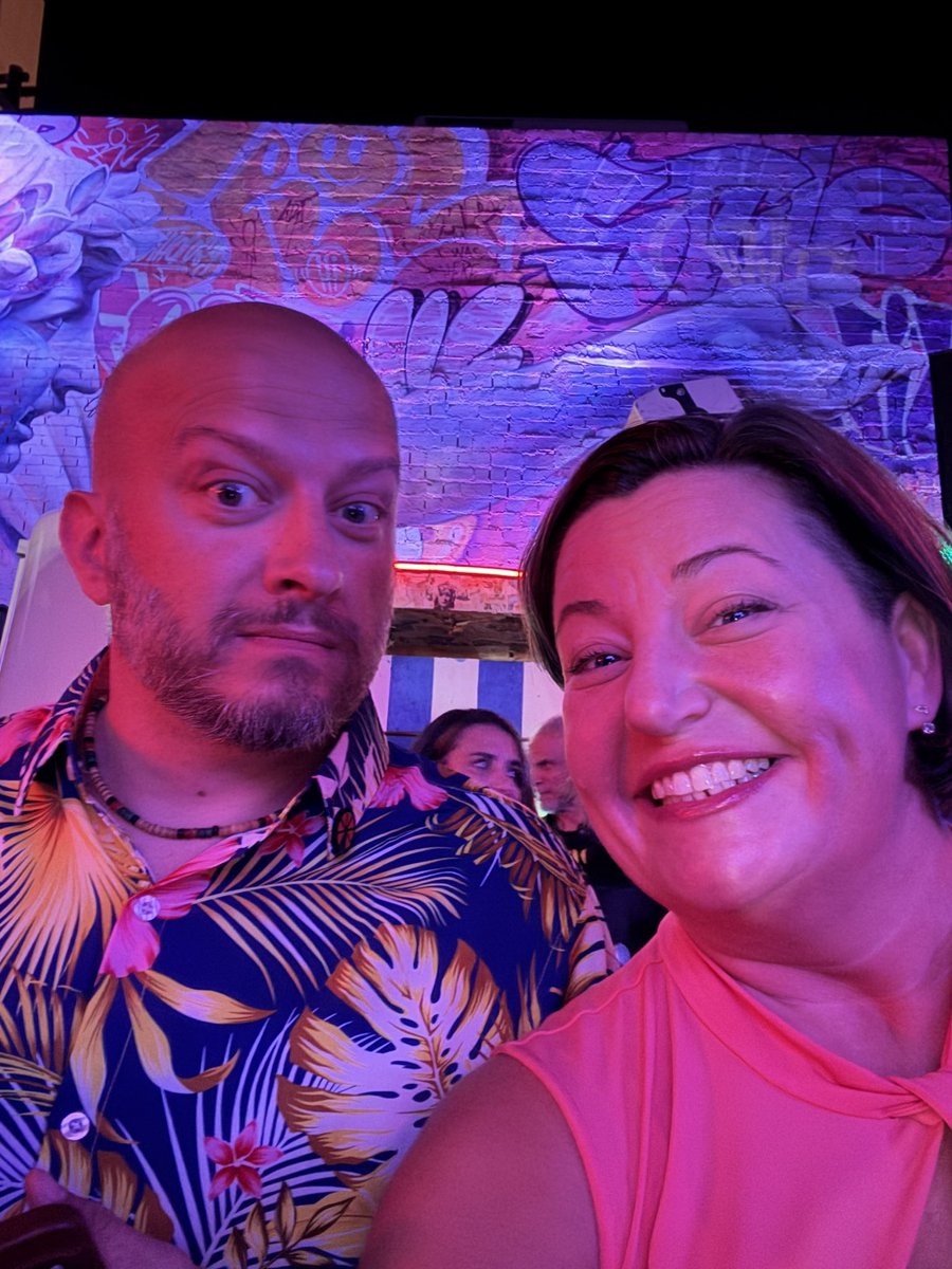 WriterHeatherL's tweet photo. Zapping artists sats and having fun in Vegas https://t.co/ciqBvlYmho