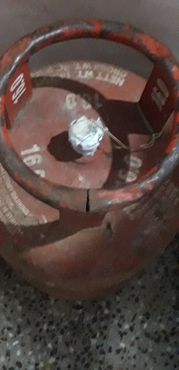 MK_NATHAN83's tweet image. @MoPNG_eSeva
@PetroleumMin
@IOCLTamilnadu

Delay in Delivery of #LPG cylinder that too in a V. poor condition

Whether #Indane gas Agencies complying with StatutoryTesting &amp;amp; painting (ST&amp;amp;P)guidelines? Eventhou test due dt is C28,cylinder parts Valve  protection ring is damaged