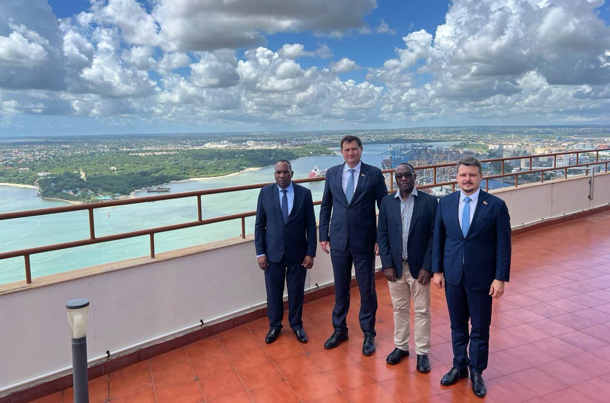 EmbKenya's tweet image. 🇧🇾🇹🇿 FM Maksim Ryzhenkov visited Tanzania’s Benjamin Mkapa SEZ and Dar es Salaam Port! Explored joint ventures for #export production and reliable Belarusian fertilizer #transit through this East African powerhouse. #Trade ties strengthening! #Belarus #Tanzania