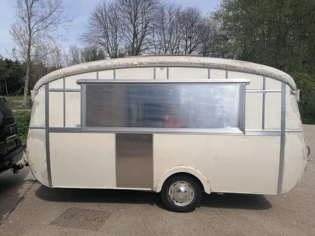 TheEnglishCarav's tweet photo. On This Day 2021...
We said goodbye to a Cheltenham Sable for the guys at Ginporium An exciting new chapter for this vintage caravan. ❤️❤️
#Theenglishcaravancompany #vintagecaravanworkshop #vintagecaravan #cheltenhamsable #ginporium #Ginporiumbar #gin #Ginbar #Caravanbar https://t.co/fZAF8YOwqR