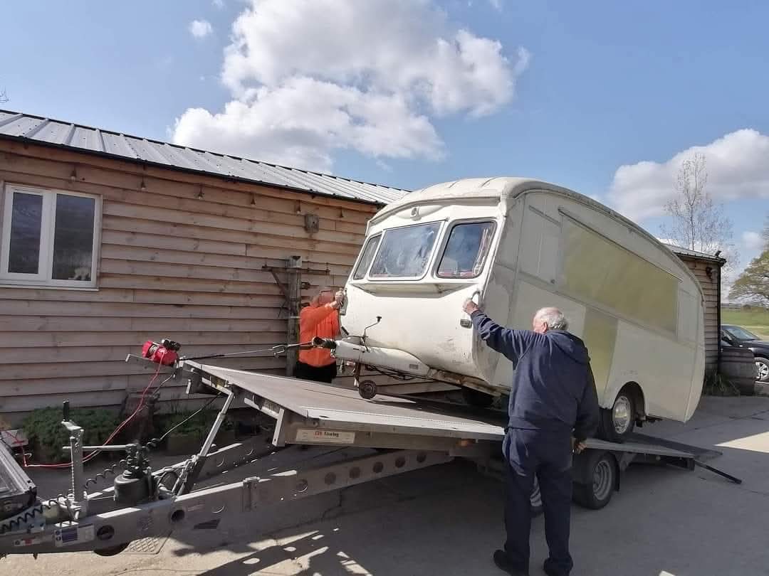 TheEnglishCarav's tweet photo. On This Day 2021...
We said goodbye to a Cheltenham Sable for the guys at Ginporium An exciting new chapter for this vintage caravan. ❤️❤️
#Theenglishcaravancompany #vintagecaravanworkshop #vintagecaravan #cheltenhamsable #ginporium #Ginporiumbar #gin #Ginbar #Caravanbar https://t.co/fZAF8YOwqR