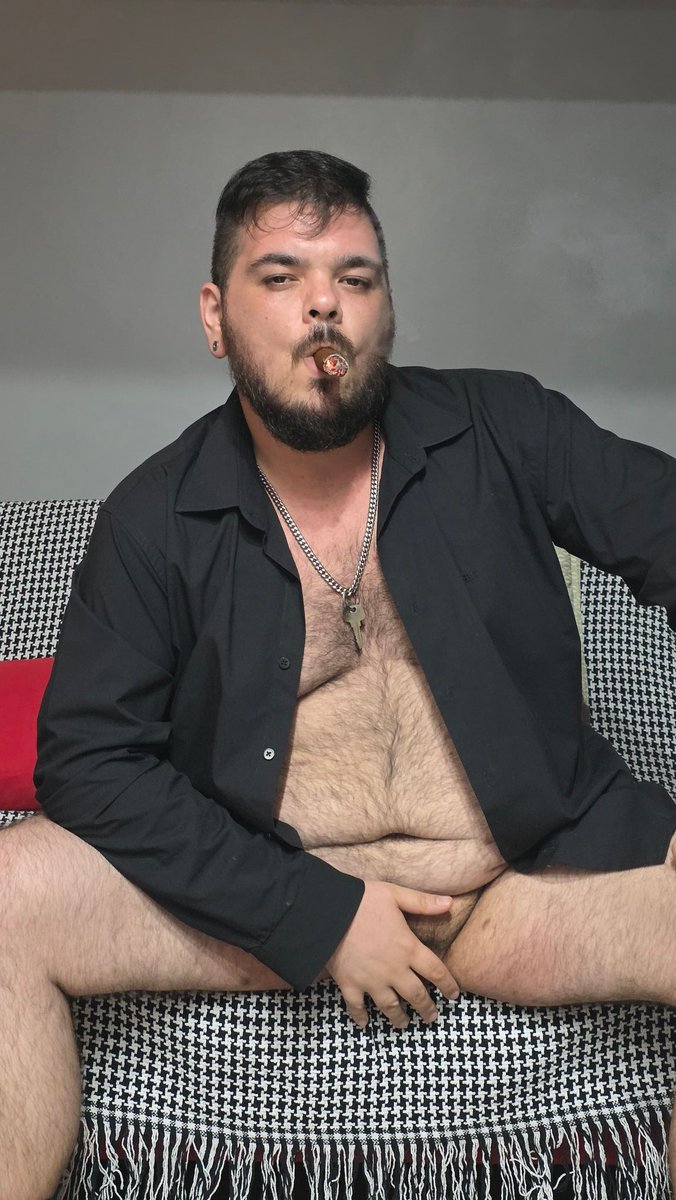 DomJheff's tweet photo. No final do dia nada melhor que relaxar fumando um charuto 🔥😈

#cigarman #bear #smoker #ursao #Dom #social https://t.co/8CZoeA6KDn