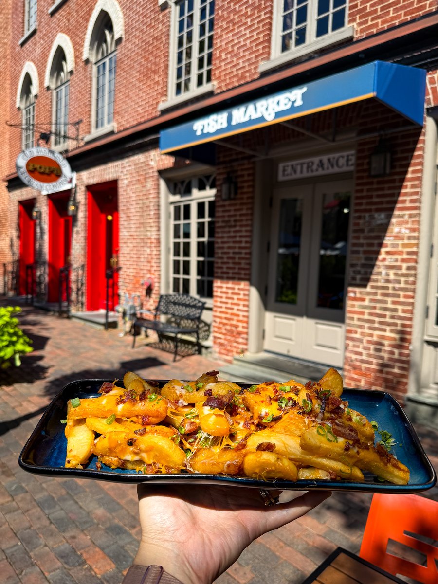 fishmarketva's tweet image. Happy hour hits different in the Anchor Bar 🍻⚓️ especially when bacon cheese fries are involved—crispy, melty, and made for sharing (or not 😏). Come grab a drink and settle in. 🍟✨
 #delivery #visitalx #seafood #patiodining #fishmarket #ubereats #nomnom #grubhub