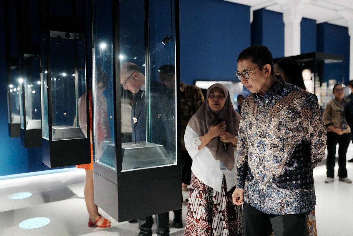fadlizon's tweet photo. Saya juga meninjau pameran “Numismatik” yang mengangkat perjalanan mata uang di Indonesia sebagai artefak budaya. Pendekatan ini menempatkan uang tidak hanya sebagai alat tukar, tetapi juga sebagai medium yang mencerminkan perubahan struktur sosial dan politik.

Pada pameran “Numismatik”, pengunjung dapat menelusuri koleksi mata uang dari berbagai periode, mulai dari era Hindu-Buddha, kesultanan Islam, kolonial Eropa dan Jepang, hingga masa kemerdekaan.

Melalui pameran ini, diharapkan museum semakin relevan dan dekat dengan masyarakat. Ke depan, Museum Nasional Indonesia akan terus menghadirkan berbagai pameran dan program yang edukatif serta inovatif.