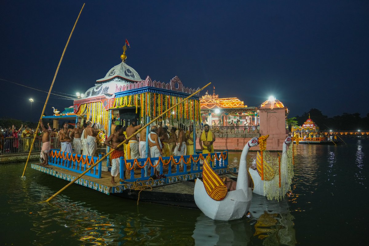 JagannathaDhaam's tweet image. ଚନ୍ଦନ ଯାତ୍ରା ଉପଲକ୍ଷେ ପବିତ୍ର ନରେନ୍ଦ୍ର ପୁଷ୍କରିଣୀ ଠାରେ ବିଜେ ପ୍ରତିମାଙ୍କ ନୌକା ବିହାରର କେତେକ ମନୋହର ଦୃଶ୍ଯ। 
#JaiJagannatha #ChandanaYatra2026 #Puri