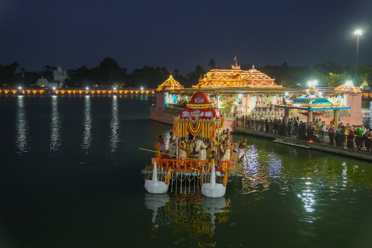 JagannathaDhaam's tweet image. ଚନ୍ଦନ ଯାତ୍ରା ଉପଲକ୍ଷେ ପବିତ୍ର ନରେନ୍ଦ୍ର ପୁଷ୍କରିଣୀ ଠାରେ ବିଜେ ପ୍ରତିମାଙ୍କ ନୌକା ବିହାରର କେତେକ ମନୋହର ଦୃଶ୍ଯ। 
#JaiJagannatha #ChandanaYatra2026 #Puri