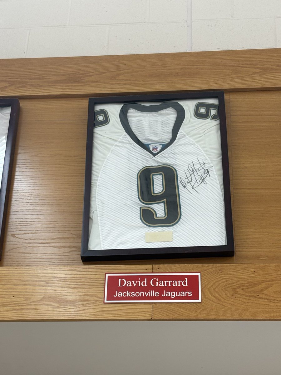 CoachT_Will's tweet photo. Home of an ECU Legend‼️ Thanks for the hospitality @SouthernD_FB @DariusR08981516 @ECUPiratesFB 

#GoPirates 🏴‍☠️🟣🟡🏴‍☠️ https://t.co/s9fBkFYsdZ