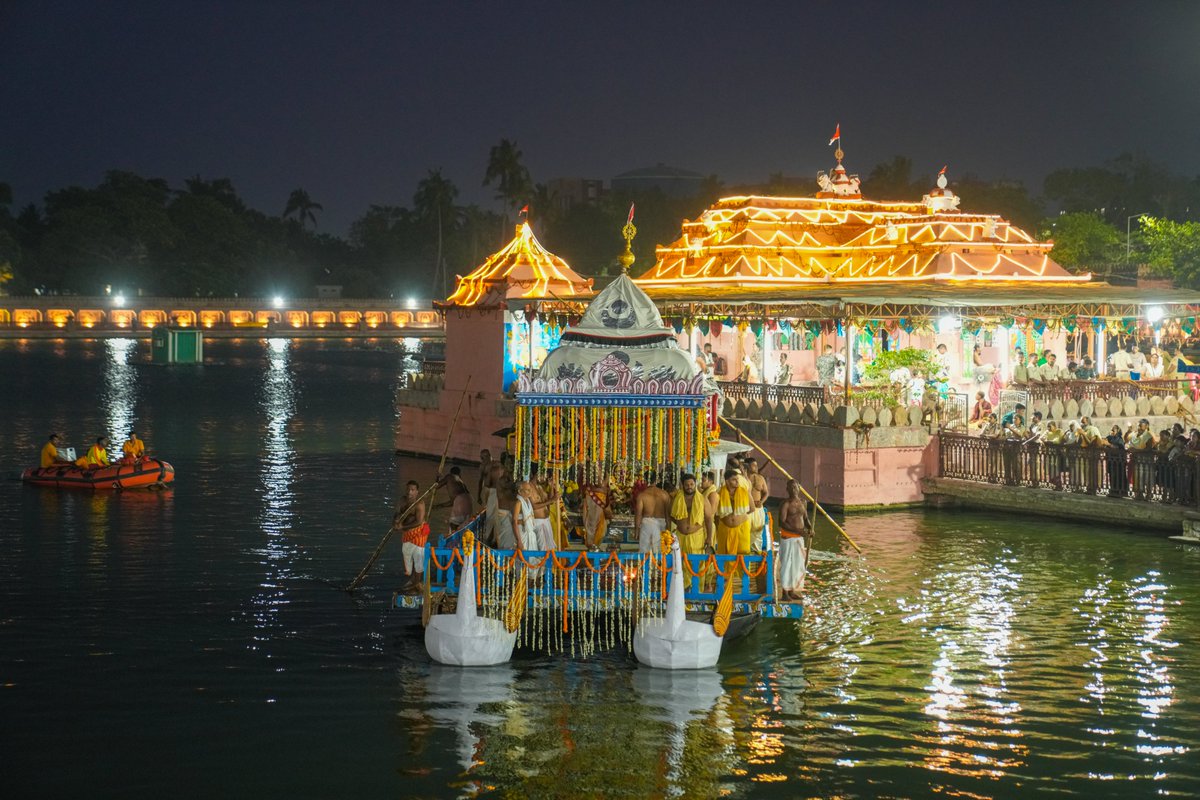 JagannathaDhaam's tweet image. ଚନ୍ଦନ ଯାତ୍ରା ଉପଲକ୍ଷେ ପବିତ୍ର ନରେନ୍ଦ୍ର ପୁଷ୍କରିଣୀ ଠାରେ ବିଜେ ପ୍ରତିମାଙ୍କ ନୌକା ବିହାରର କେତେକ ମନୋହର ଦୃଶ୍ଯ। 
#JaiJagannatha #ChandanaYatra2026 #Puri