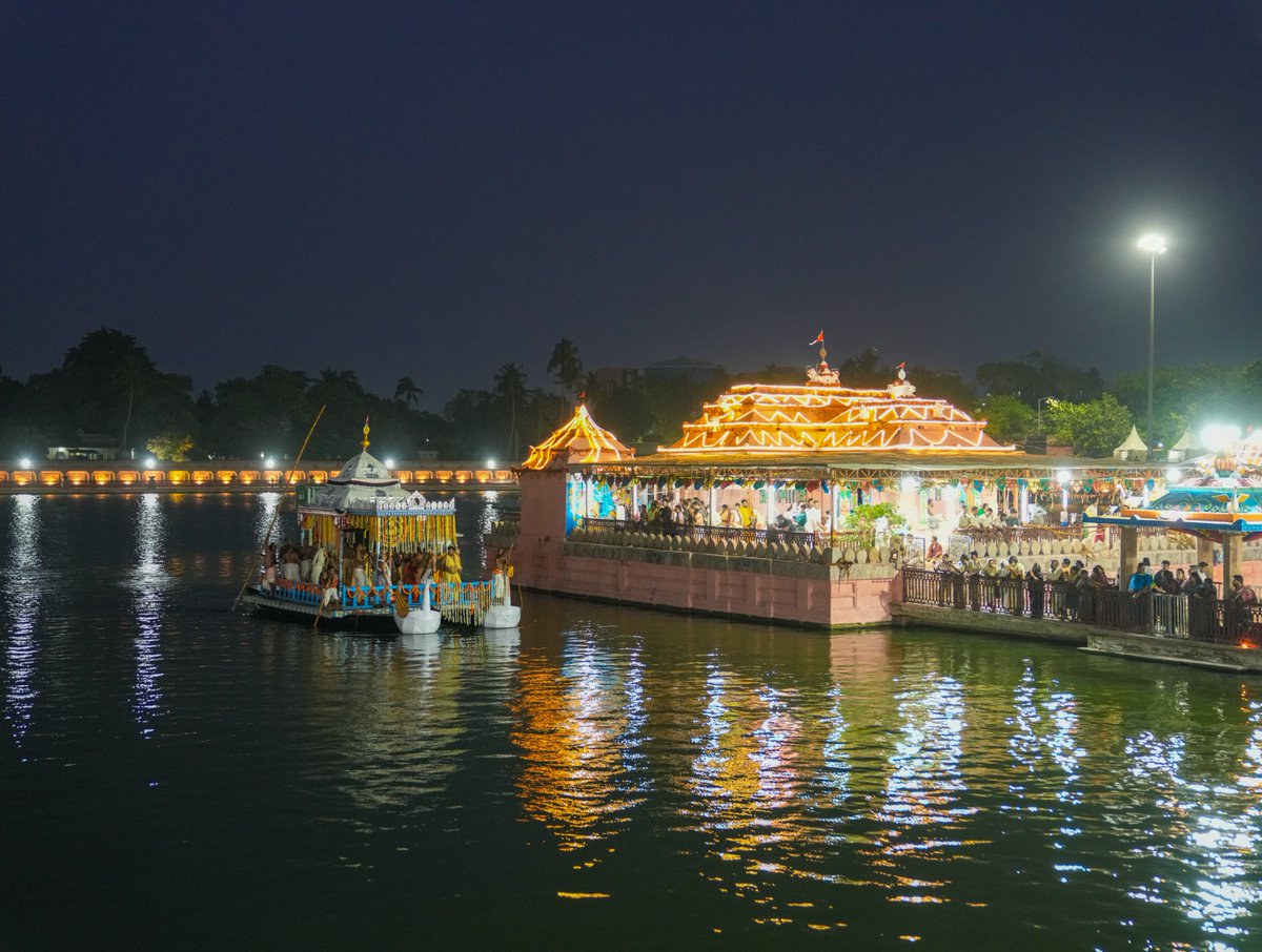 JagannathaDhaam's tweet image. ଚନ୍ଦନ ଯାତ୍ରା ଉପଲକ୍ଷେ ପବିତ୍ର ନରେନ୍ଦ୍ର ପୁଷ୍କରିଣୀ ଠାରେ ବିଜେ ପ୍ରତିମାଙ୍କ ନୌକା ବିହାରର କେତେକ ମନୋହର ଦୃଶ୍ଯ। 
#JaiJagannatha #ChandanaYatra2026 #Puri