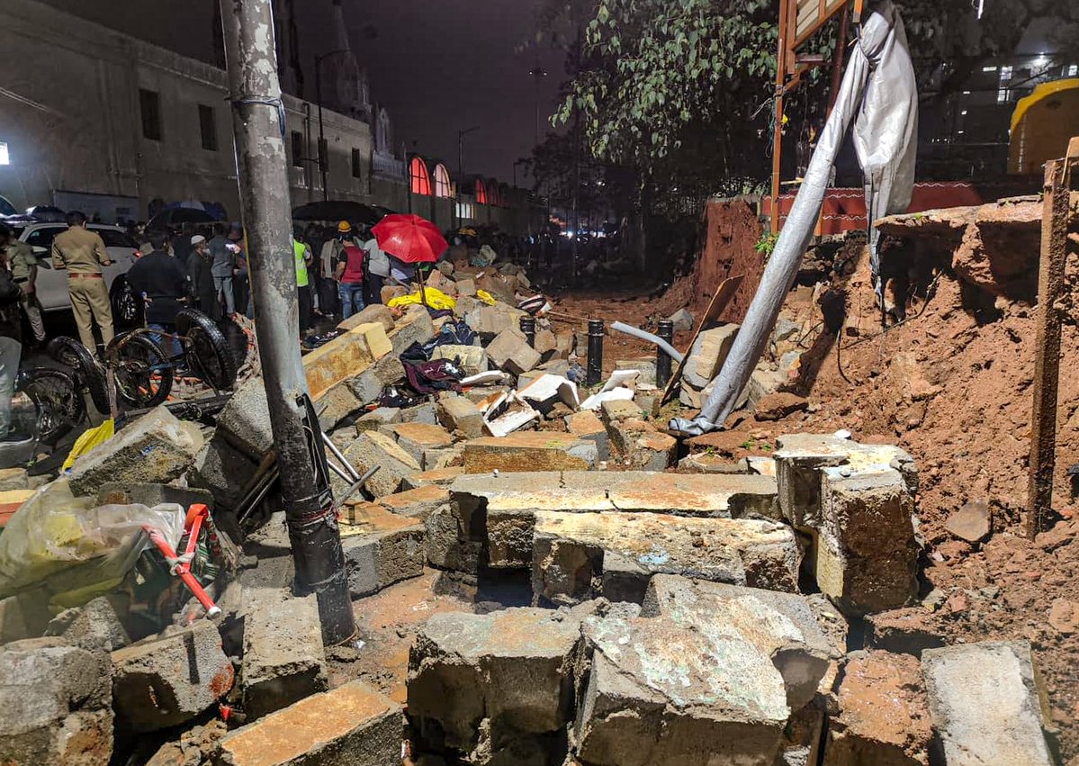 ndtvindia's tweet image. #BreakingNews | Bengaluru में भारी बारिश के बाद बोरिंग अस्पताल के पास एक दीवार गिर गई. हादसे  में करीब सात लोगों की मौत की खबर है

#HeavyRain