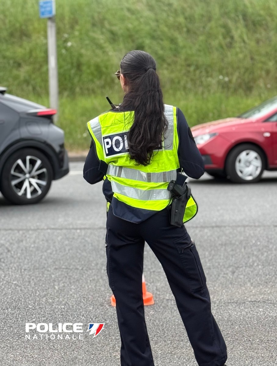 policenat37's tweet image. #JeudiPhoto | Sur le terrain, tout simplement. 🚔 Au bord de la route, là où tout se joue entre vigilance, présence et réactivité. Chaque instant compte.

#PoliceNationale