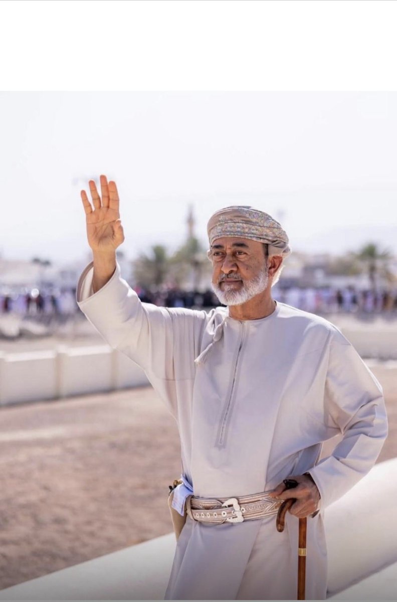 AlghazaliRashed's tweet photo. #الموكب_السامي
#الشرقية_ترحب_بالمقدم_السامي
#جنوب_الشرقية 
ياسيدي احنا الجنود الباسلين 
            رهن الإشارة في أمر سلطاننا
يشهد لنا الماضي وحقبات السنين
           حن مانفرط في تراب أوطاننا
حن في الشدائد والمواقف ثابتين 
         يوم الوقى نفدي الوطن برواحنا
حنا هل الناموس والبأس المكين 
       نؤطى على الهيجاء بخف أقدامنا
وبعزمنا نرهب جيوش الطامعين
         يوم المصادم مخذلت قواتنا
 الشاعر :
عامر بن سالم بن عبدالله الغزالي 
طيب الله ثراه