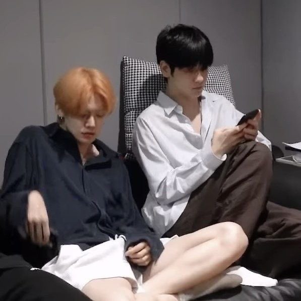 자나깨나 형 노출단속하느라 바쁜 연하

형 그나시 너무 패인듯
그래? 별로임?
넹 완전. 형은 긴게 잘어울려
ㅇㅋ 긴거 입구옴

 ~다음날~
                         쑤빙 너말듣고 긴거입엇쮜~
                         ..잘햇어요..
       (나시보다 백만배 더 허벌인 반바지를 노려보며)