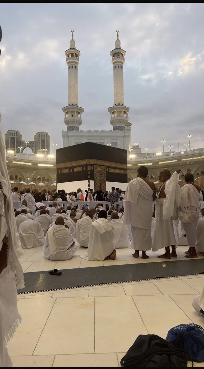 قبل يومين اخذت عمره وكانت على ما اعتقد اسهل عمره اخذها بحياتي وأكثر عمره حسيت فيها بالطمأنينه والراحه بسبب قلة الازدحام 

بحكم سكني في مكة ومن بين عشرات العمرات العمره اللي اخذتها كان لها طابع خاص 

اللي ما اعتمر وحول مكة يلحق