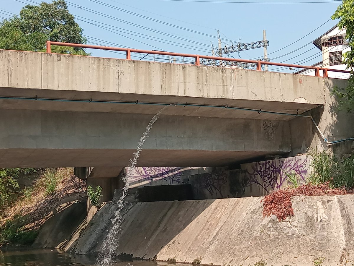 JonathanLR691's tweet photo. @ANDASV @nayibbukele esto es debajo del puente agua caliente en calle agua caliente entre @AlcaldiaSSE y @SS_Centro https://t.co/d5qekMgVTx