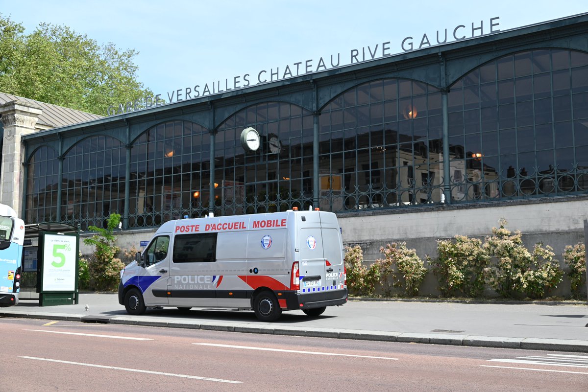 PoliceNat78's tweet photo. #SécuritéDuQuotidien | Aujourd'hui, les 👮‍♀️ 👮 de la @prefpolice étaient à @Versailles avec un poste d'accueil mobile afin d'assurer la sécurité de tous. https://t.co/PXJXQR0Qwa