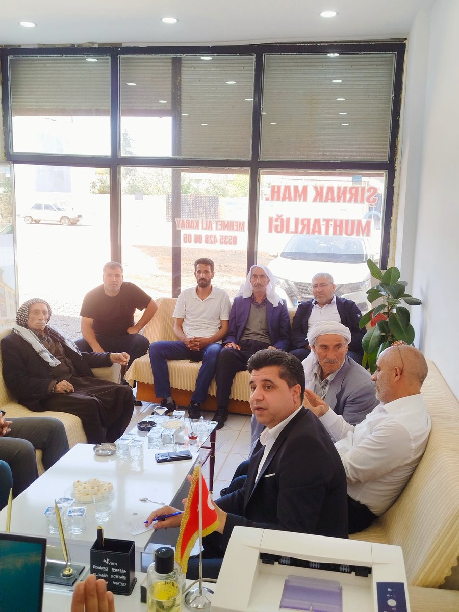 MustafaKILIER1's tweet photo. CHP Viranşehir İlçe Yönetimi olarak, Şırnak Mahallesi Muhtarı Sayın Mehmet Ali Kabay’ı ziyaret ederek mahalle sakinlerimizle samimi ve verimli bir buluşma gerçekleştirdik. 

Ziyaretimiz kapsamında mahallemizin mevcut sorunlarını, ihtiyaçlarını ve vatandaşlarımızın beklentilerini karşılıklı istişare ederek değerlendirme fırsatı bulduk.

Mahalle halkımızın sıcak ilgisi, içten karşılaması ve misafirperverliği bizleri son derece memnun etti. Özellikle yaşlı büyüklerimizle bir araya gelerek onların tecrübelerini dinlemek, gençlerimizin taleplerini öğrenmek bizler için çok kıymetliydi.

Toplumun her kesimiyle dayanışma içinde olmaya, sorunları yerinde tespit edip çözüm üretmeye devam edeceğiz. Nazik ev sahipliği ve değerli katkılarından dolayı Sayın Muhtarımıza ve tüm mahalle sakinlerimize teşekkür ediyor, birlik ve beraberlik içinde daha güzel yarınlar için çalışmayı sürdüreceğimizi ifade ediyoruz.

@eczozgurozel @EnsarAytekin10 @MTanal @karadagferhatt @herkesicinCHP #viranşehir #chp