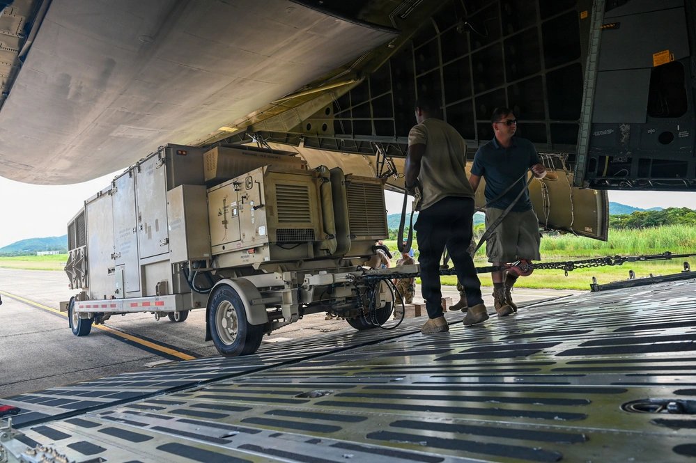 SA_Defensa's tweet image. 📍Ceiba, #UnitedStates (🇺🇸)

The C-5M Super Galaxy (#: 86-60014) deployed to Ceiba to pick up the TRN-48 Tactical Air Navigation (TACAN) temporarily deployed at José Aponte de la Torre Airport to support Operation Southern Spear.

📸: DVIDS