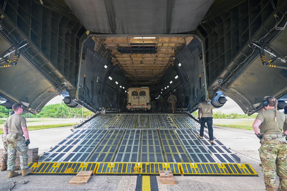 SA_Defensa's tweet image. 📍Ceiba, #UnitedStates (🇺🇸)

The C-5M Super Galaxy (#: 86-60014) deployed to Ceiba to pick up the TRN-48 Tactical Air Navigation (TACAN) temporarily deployed at José Aponte de la Torre Airport to support Operation Southern Spear.

📸: DVIDS