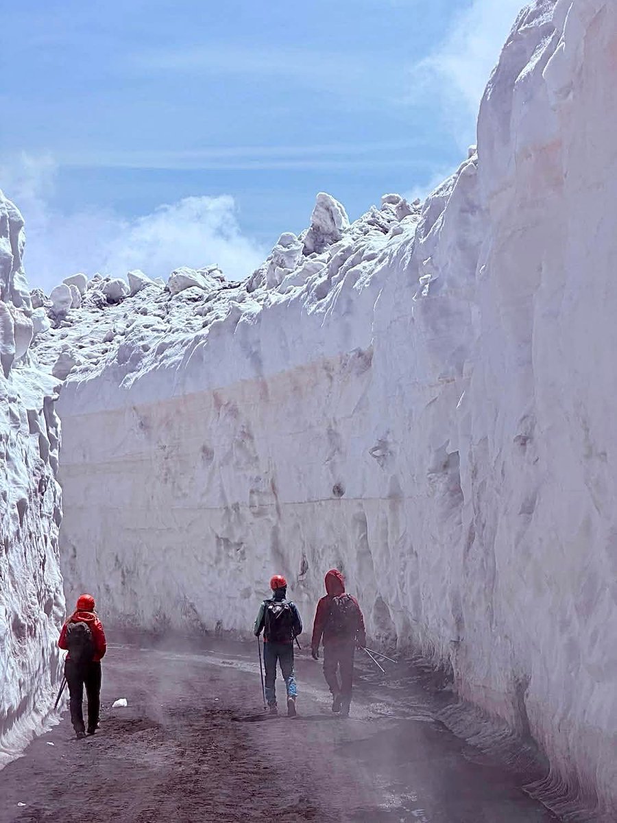 SergueyB's tweet image. Que de #neige sur les pentes de l'Etna Sicile-Italie, à proximité du refuge Sapienza à 1910 m. Avec Fabrizio Zuccarello ● Escursioni guidate sull'Etna et EtNative ● 27 avril 2026