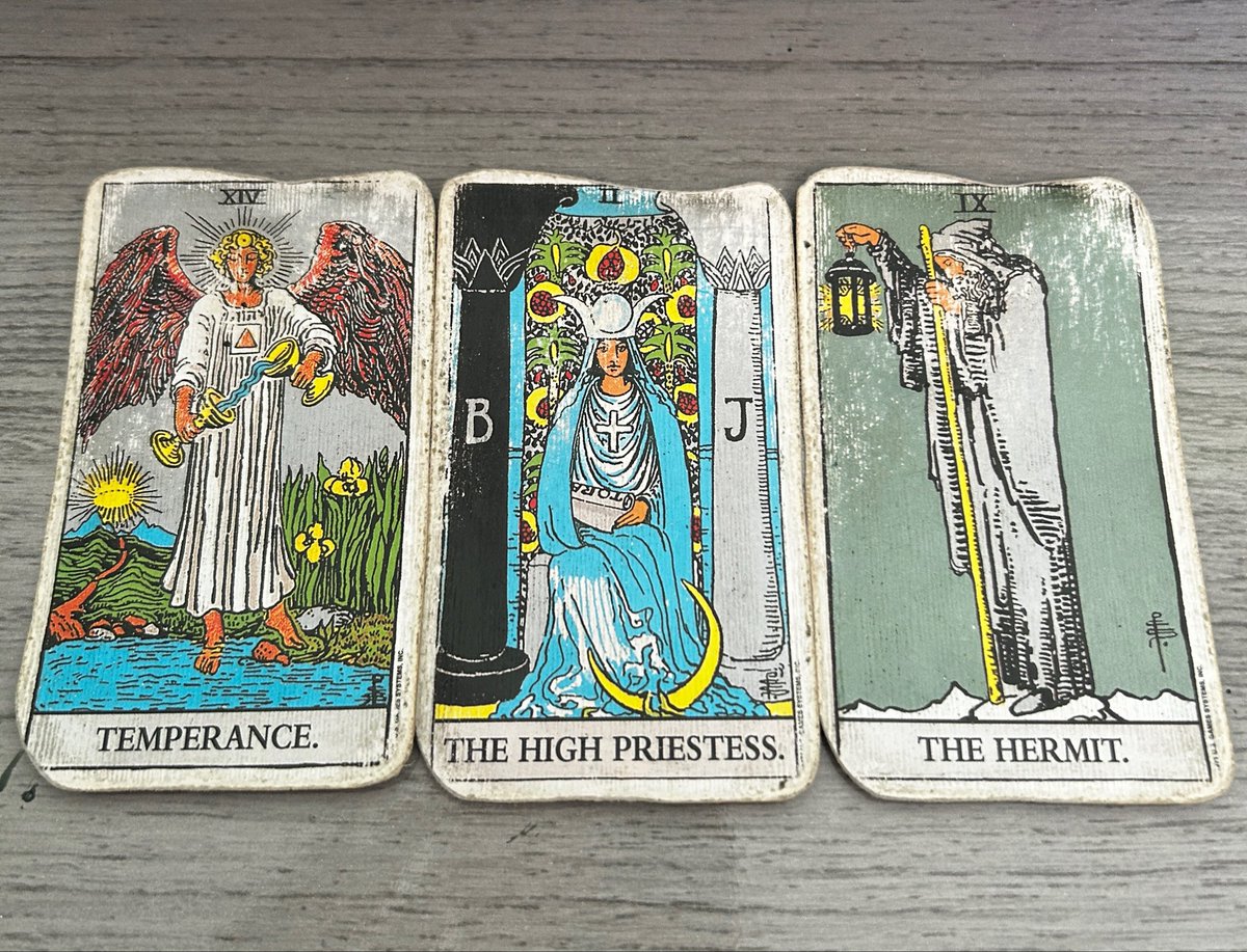 coelhismos's tweet photo. fui olhar pra minha amiga como tá a vida amorosa dela e as cartas que vieram me fizeram questionar; que vida? https://t.co/bs8c6BJAQo