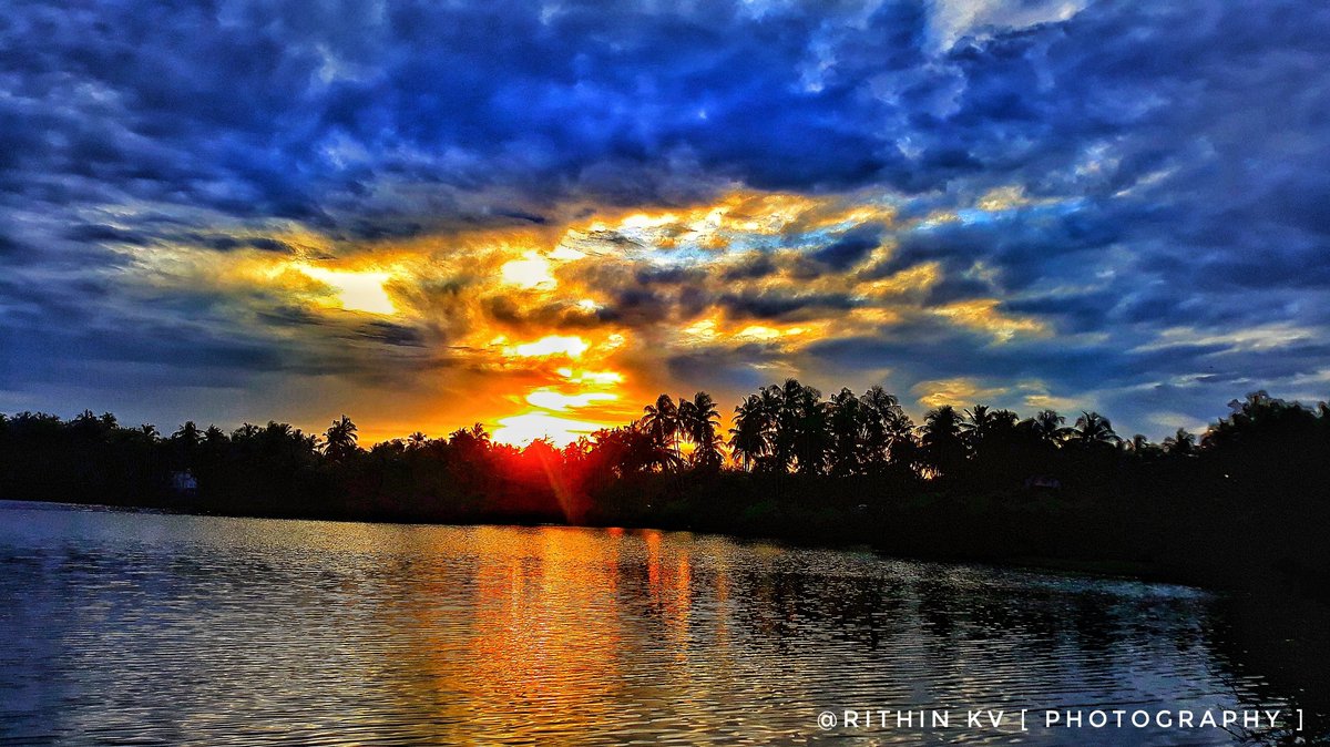 Iam_RITHIN_KV's tweet image. Golden hour hits different 
This sky doesn’t feel real…

Drop your best sunset shots!