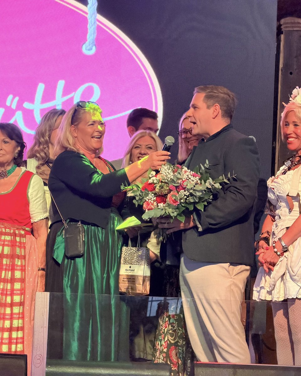 mihaellovric_'s tweet image. Für mich zeigt Ehrenamt, worauf es wirklich ankommt. 💛

Stille Not Stuttgart e.V. hat in Stuttgart einen besonderen Nachmittag für Seniorinnen und Senioren organisiert.

Danke an alle Ehrenamtlichen. 🙌

#ehrenamt #stillenot #stuttgart